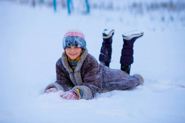 Une Jolie Petite Fille Couche Sur Neige Dans Parc Hiver — Photo