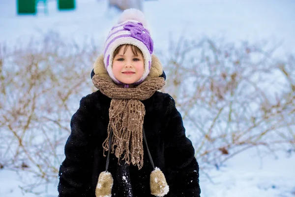 Portret Dziewczyny Smalling Mały Spacer Śniegu — Zdjęcie stockowe