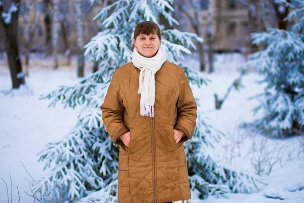 Πορτρέτο Του Ευτυχής Ανώτερος Γυναίκα Απολαμβάνοντας Πόδια Από Χιονισμένο Πάρκο — Φωτογραφία Αρχείου