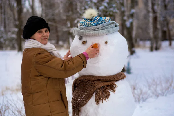 Mutlu Kadın Kıdemli Heykeltraşlık Büyük Bir Gerçek Kardan Adam Kış — Stok fotoğraf