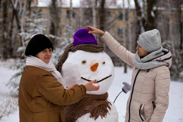 Madre Hija Adulta Esculpen Gran Muñeco Nieve Real Familia Feliz — Foto de Stock