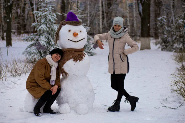 Anne Yetişkin Kızı Heykeltraşlık Büyük Gerçek Kardan Adam Kış Park — Stok fotoğraf