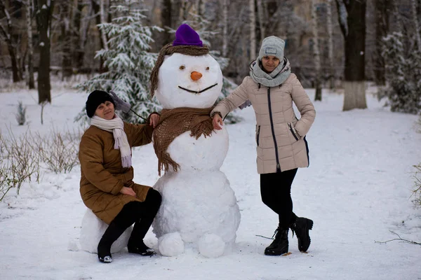 Anne Yetişkin Kızı Heykeltraşlık Büyük Gerçek Kardan Adam Kış Park — Stok fotoğraf