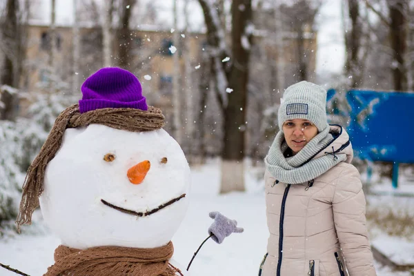 Stylowej Kobiety Rzeźbić Duże Prawdziwe Bałwana Piękna Kobieta Zabawy Winter — Zdjęcie stockowe