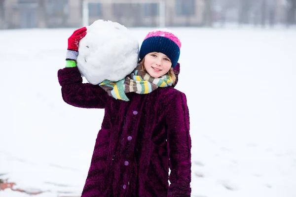 Portrait Petite Fille Puante Marcher Dans Journée Enneigée — Photo