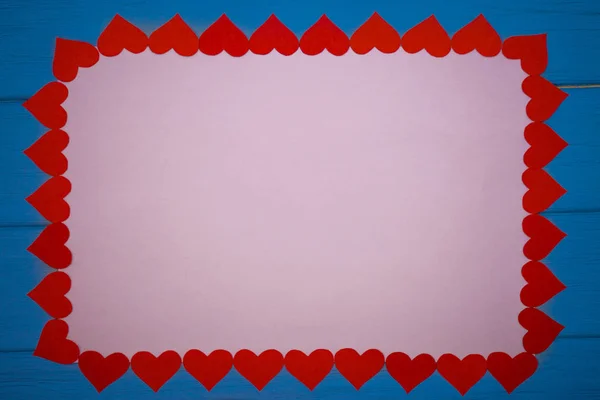 Weißer Papierschnipsel Rahmen Roter Herzen Auf Blauem Holzgrund Liebe Hintergrund — Stockfoto