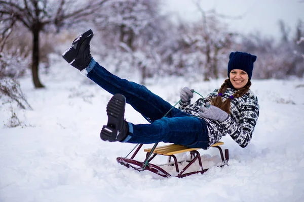 Karlı Havalarda Kızakta Eğleniyor Neşeli Genç Kadın — Stok fotoğraf
