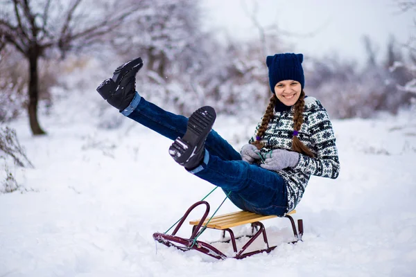 Glad Ung Kvinna Att Kul Släde Snöiga Väder — Stockfoto