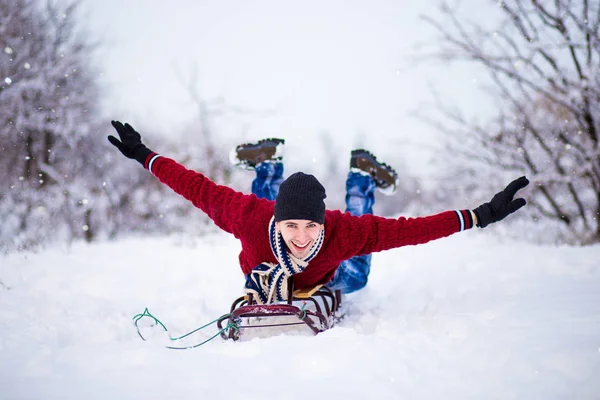 Joven Alegre Divirtiéndose Trineo Clima Nevado — Foto de Stock