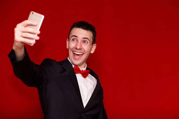 Hombre Con Estilo Traje Tomando Selfie Teléfono Inteligente Joven Con — Foto de Stock