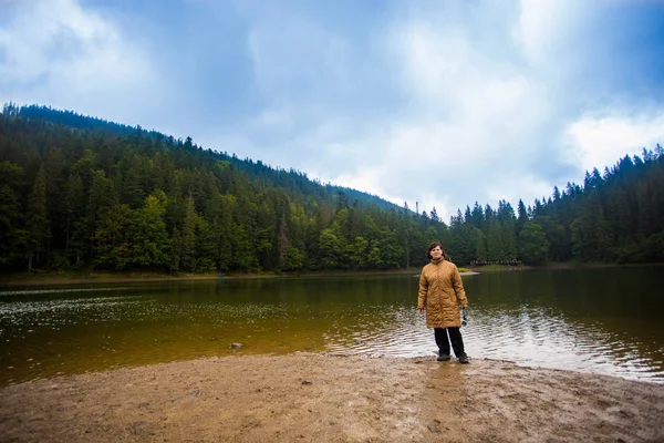 Feliz Anciana Disfrutando Hermosa Wiev Gran Lago Montaña Mujer Turista — Foto de Stock