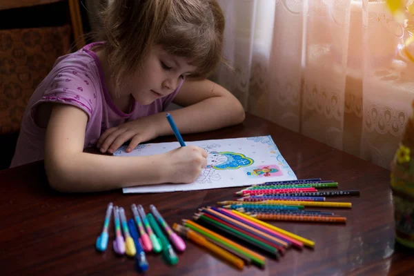 Retrato Bonito Menina Criança Desenho Por Lápis Multi Coloridos Conceito — Fotografia de Stock