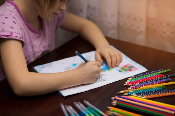 Retrato Bonito Menina Criança Desenho Por Lápis Multi Coloridos Conceito — Fotografia de Stock