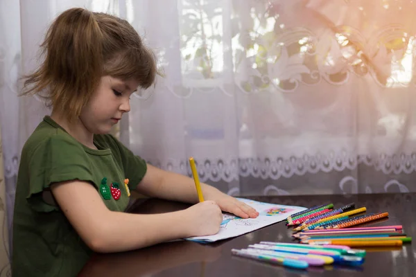 Retrato Bonito Menina Criança Desenho Por Lápis Multi Coloridos Conceito — Fotografia de Stock