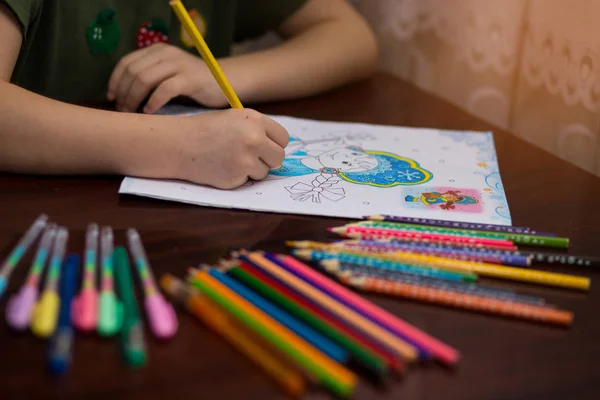 Zbliżenie Ręce Małą Dziewczynką Rysunek Przez Wielo Kolorowe Kredki Koncepcja — Zdjęcie stockowe