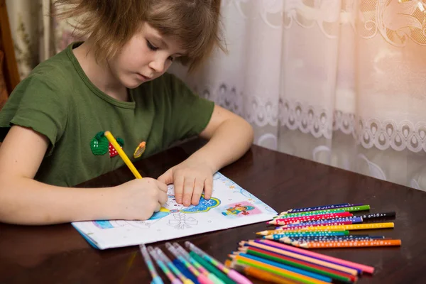 Retrato Bonito Menina Criança Desenho Por Lápis Multi Coloridos Conceito — Fotografia de Stock