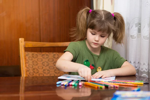 Retrato Bonito Menina Criança Desenho Por Lápis Multi Coloridos Conceito — Fotografia de Stock