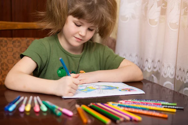 Retrato Bonito Menina Criança Desenho Por Lápis Multi Coloridos Conceito — Fotografia de Stock