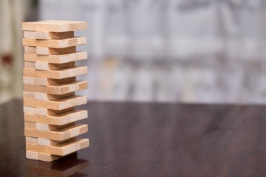 Tablo, Bina kadar Tower, iş kavramı içinde meydan, risk ve iş stratejisi üzerinde ahşap bloklar kuleden