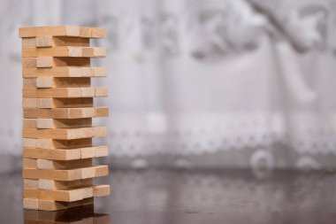 Tablo, Bina kadar Tower, iş kavramı içinde meydan, risk ve iş stratejisi üzerinde ahşap bloklar kuleden