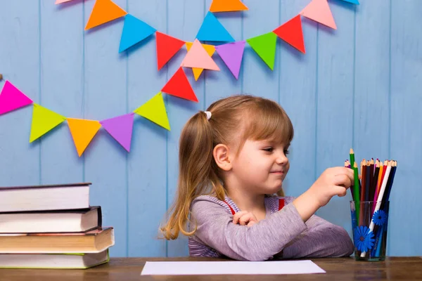 Sınıfta çok güzel kız portresi. Bir masada oturan ve eğitim liseli kızlar. Eğitim ve okul kavramı - birçok küçük kız okulda kitap