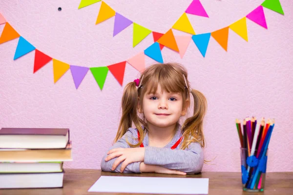 Portret Piękne Dziewczyny Klasie Niewiele Uczennica Siedzi Przy Biurku Studia — Zdjęcie stockowe