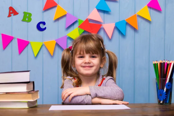 Retrato Menina Adorável Sala Aula Uma Colegial Sentada Secretária Estudar — Fotografia de Stock