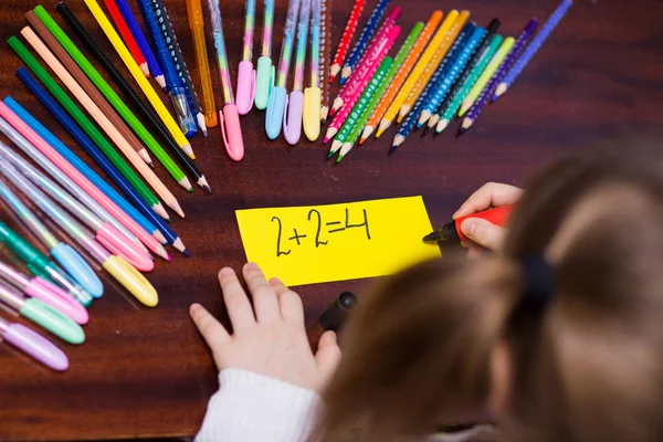 Mignon Petit Gamin Girldecide Exercice Mathématiques Concept Éducation Des Enfants — Photo
