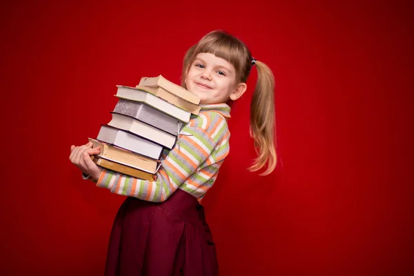 Retrato Menina Alegre Isolado Vermelho Segurar Muitos Livros Conceito Conhecimento — Fotografia de Stock