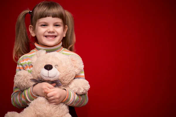 Bedårande Leende Liten Flicka Håller Nallebjörn Begreppet Söta Barndom — Stockfoto