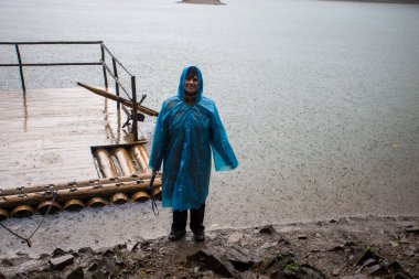 Yağmur büyük dağ gölü yakınındaki mutlu yaşlı kadının. Üst düzey turist kadının yanına Orman Gölü, uyum kavramı