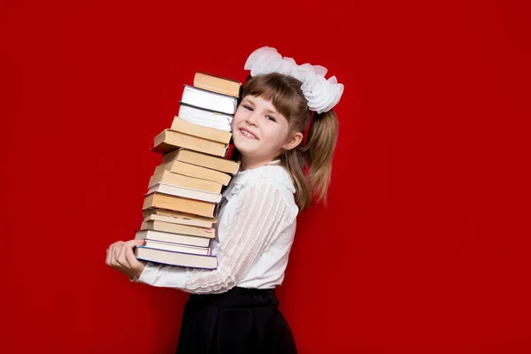 Retrato Menina Alegre Isolado Vermelho Segurar Muitos Livros Conceito Conhecimento — Fotografia de Stock