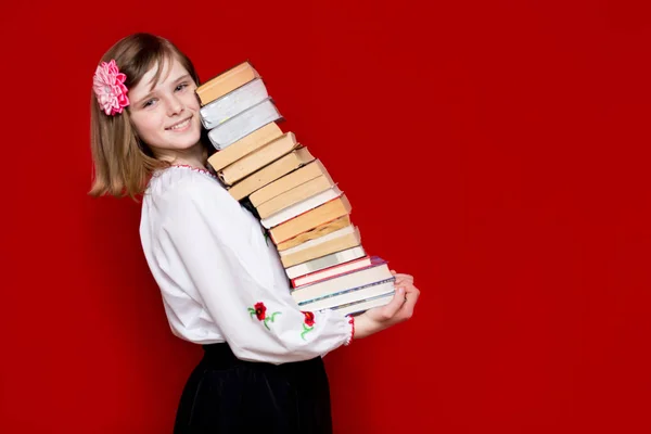 Retrato Menina Alegre Isolado Vermelho Segurar Muitos Livros Conceito Conhecimento — Fotografia de Stock
