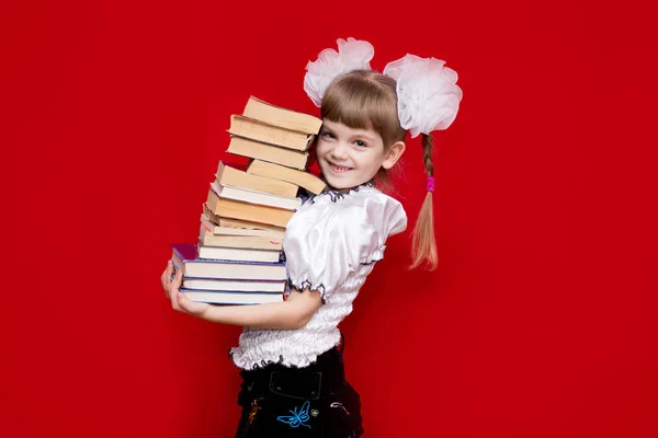 Πορτρέτο Του Χαρούμενα Κοριτσάκι Απομονωθεί Κόκκινο Αναμονή Πολλά Βιβλία Την — Φωτογραφία Αρχείου