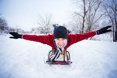 Deli adam bir atlı kızak sürüş keyfini çıkarın. Kızakla adam. Komik adam açık havada karda oynamak. Adam kızak kış Alp dağlarında. Noel tatil için açık eğlence.