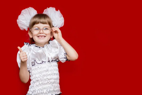 Πορτρέτο Του Χαρούμενα Κοριτσάκι Πολύ Μεγάλα Γυαλιά Και Λευκή Τόξα — Φωτογραφία Αρχείου
