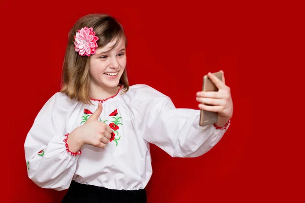 Ένα Χαριτωμένο Κοριτσάκι Λευκό Τόξα Κρατήστε Τηλέφωνο Και Πάρτε Την — Φωτογραφία Αρχείου