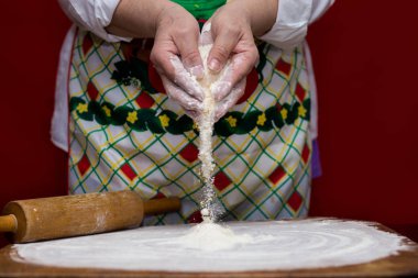 Un bir kesme tahtası üzerinde tutam bir kadın aşçı. Yemek. Mutfak masasının üstünde ekmek yapma. Pişirme işlemi kavramı