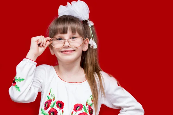 Retrato Menina Alegre Copos Muito Grandes Arco Branco Conceito Visão — Fotografia de Stock