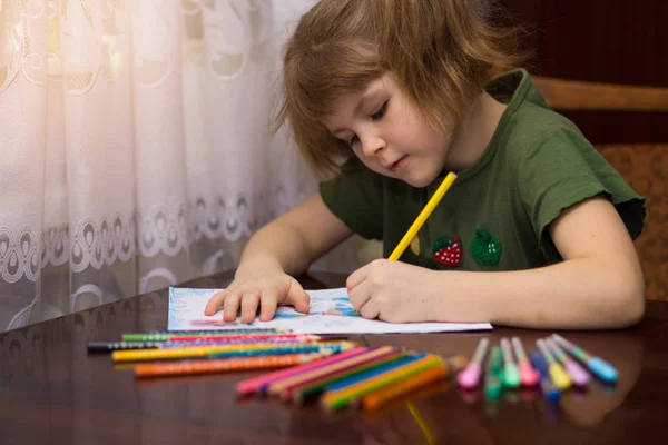 Retrato Bonito Menina Criança Desenho Por Lápis Multi Coloridos Conceito — Fotografia de Stock