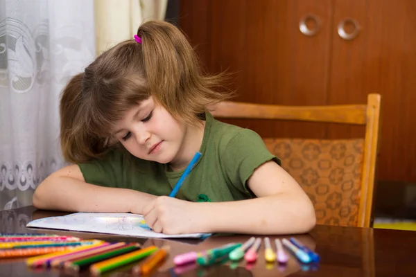 Close Mãos Menina Desenhando Por Lápis Multi Coloridos Conceito Passatempo — Fotografia de Stock