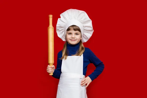 Feliz Niña Uniforme Chef Sostiene Rodillo Aislado Rojo Chef Niños — Foto de Stock