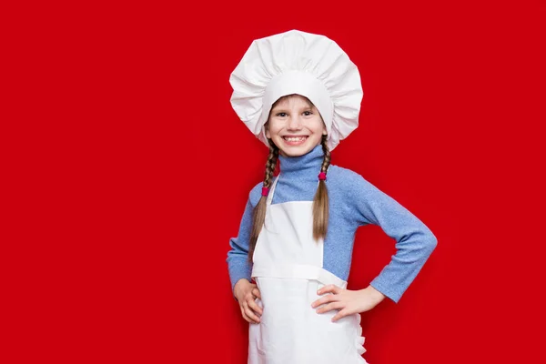 赤に分離された料理の形で美しい少女の肖像画 子供のシェフ 調理プロセスの概念 — ストック写真