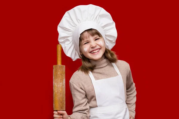 Retrato Menina Feliz Uniforme Chef Detém Rolo Isolado Vermelho Chefe — Fotografia de Stock