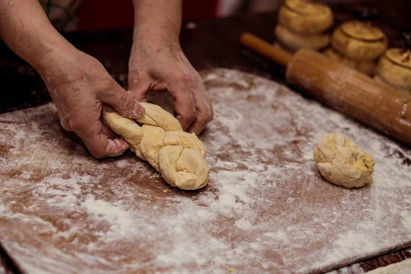 Frauenhände Machen Teig Für Pizza Brot Backen Kochprozesskonzept — Stockfoto