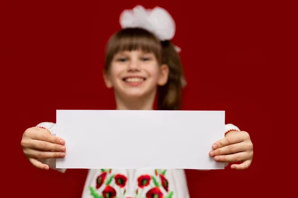 Χαριτωμένο Μικρό Γελαστό Κοριτσάκι Πλώρη Κρατήστε Λευκό Κενό Χαρτί Κόκκινο — Φωτογραφία Αρχείου