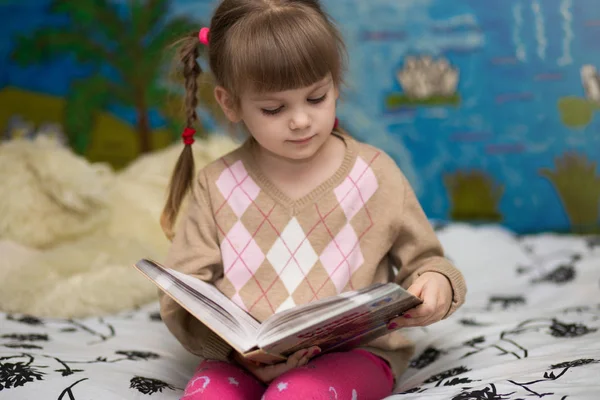 Pequena Menina Alegre Ler Livro Cama Conceito Conhecimento Crianças — Fotografia de Stock