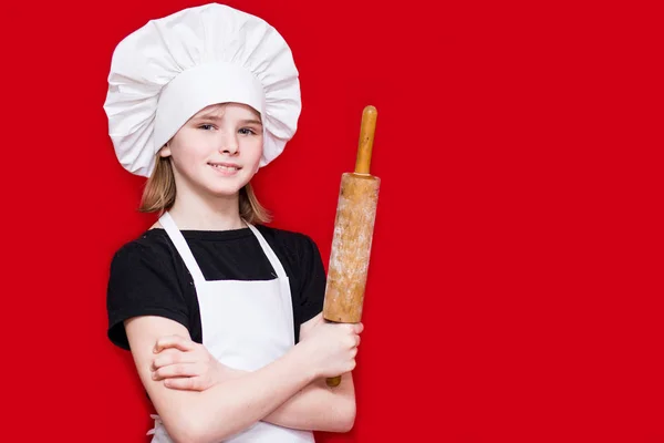 Menina Feliz Uniforme Chef Detém Rolo Pino Isolado Vermelho Chefe — Fotografia de Stock