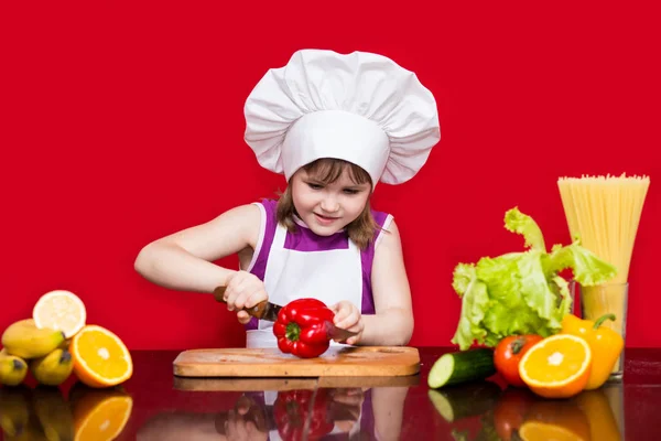 Bonne Petite Fille Uniforme Chef Coupe Des Légumes Dans Cuisine — Photo