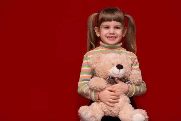 Чарівна Усміхнена Маленька Дівчинка Тримає Плюшевого Ведмедя Концепція Солодкого Дитинства — стокове фото